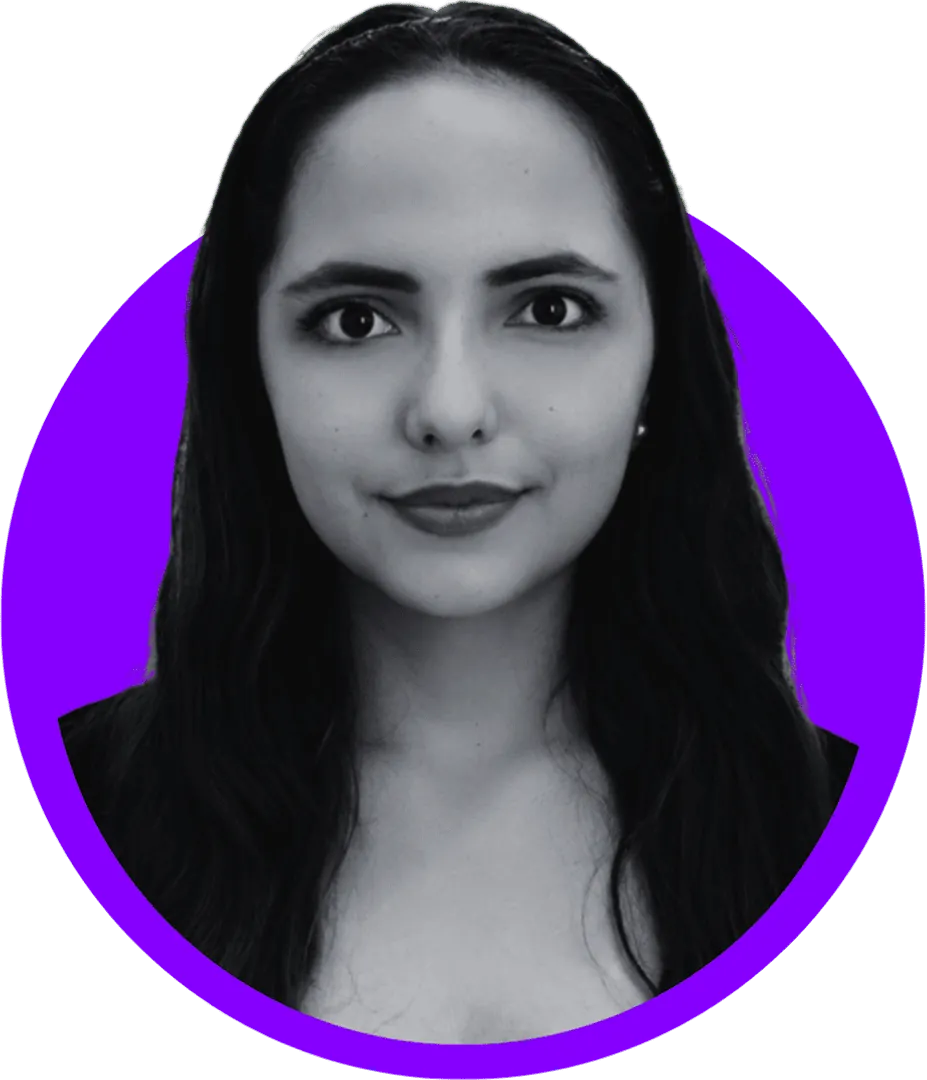 Retrato de Camila Pemberty en blanco y negro sobre un círculo violeta